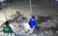 Người đàn ông lao xuống dòng lũ dữ cứu người bị nước cuốn trôi
