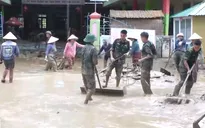 Thầy cô giáo ở Nghệ An lội bùn dọn dẹp trường lớp sau lũ