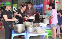 Nghĩa tình vùng lũ Nghệ An: Người sửa đồ điện, người nấu cơm, người vượt lũ cứu trợ