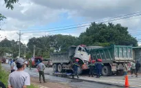 Hai xe tải va chạm trực diện, một lái xe tử vong