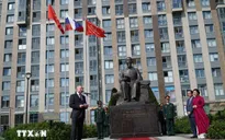 Gắn biển Quảng trường Hồ Chí Minh tại St. Petersburg, Nga