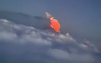 Núi lửa Klyuchevskoy phun trào sau động đất tại Kamchatka (Nga)