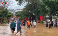 Nước lũ dâng cao tràn vào nhà dân ở Sơn La, một số bản bị cô lập 