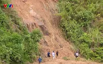 Người dân xã Nhôn Mai (Nghệ An) băng rừng nhiều giờ đi nhận hàng cứu trợ