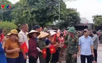 Xúc động giây phút chia tay giữa quân và dân vùng lũ Nghệ An