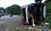 Phú Thọ: Lật xe khách khiến 5 người thương vong