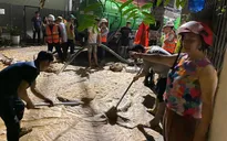 Bùn nhão phun trào trong đêm tại ngõ Núi Trúc, Hà Nội