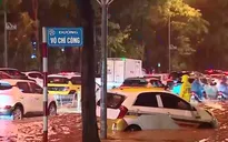 Nhiều tuyến phố ở Hà Nội và TP Hồ Chí Minh ngập sâu do mưa lớn