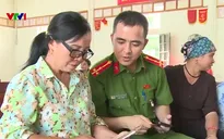 Cán bộ cơ sở tận tình giúp dân chuyển đổi số