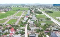 Bất cập con đường đang thi công: Cột điện chặn mương, nhà dân thấp hơn mặt đường