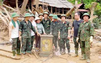 Bộ đội đào được két sắt, trả lại cho người dân vùng lũ Nghệ An