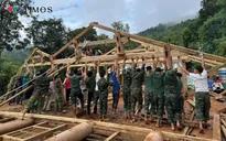 Điện Biên: Bộ đội hành quân dã ngoại giúp nhân dân xóa nhà dột nát