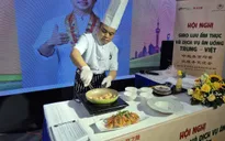 Đầu bếp Việt - Trung trình diễn ẩm thực truyền thống từ nguyên liệu địa phương