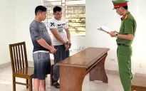 Giả danh công an, mang còng số 8 xông vào tụ điểm đánh bạc cướp tiền