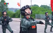 Những “bông hồng thép” hăng say tập luyện trên thao trường diễu binh
