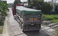 Xe chở đất đá gây mất an toàn đường sắt