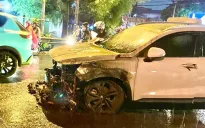 Cháy ô tô 7 chỗ khi trời đang mưa ở TP Hồ Chí Minh