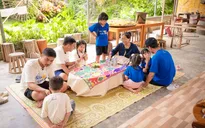 Bố ơi mình đi đâu thế: Các con trải nghiệm nuôi tằm, nhuộm khăn tặng bố