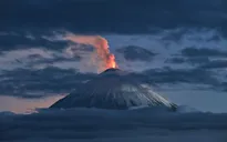 Núi lửa trên bán đảo Kamchatka (Nga) phun cột tro cao 12 km