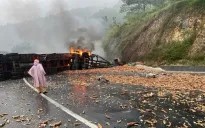 Xe đầu kéo bốc cháy sau va chạm xe tải trên đèo Mang Yang, Gia Lai