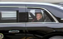 Khoảnh khắc Tổng thống Putin và Tổng thống Trump đi chung xe "quái thú"