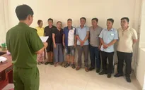 Đột kích gara ô tô, bắt quả tang sới bạc tiền tỷ với nhiều lớp cửa