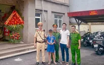 CSGT hỗ trợ cháu bé đi lạc từ Bắc Ninh lên Hà Nội về với gia đình