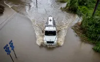 Bão Erin gây sóng lớn, dòng chảy xiết nguy hiểm dọc Bờ Đông Mỹ và Bermuda