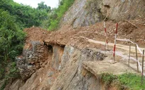 Quốc lộ 16 qua Nghệ An bị chia cắt do sạt lở nghiêm trọng