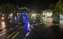 Lật xe tải chở sầu riêng, 3 người may mắn thoát nạn