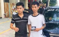 Truy đuổi ô tô nghi vấn, phát hiện hai thanh niên dương tính ma túy