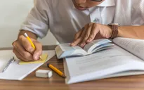 Pháp tăng hàng trăm Euro trợ cấp đi học cho học sinh