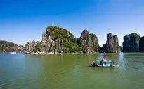 Tàu cá bị sóng đánh lật ở vịnh Hạ Long, 3 ngư dân được cứu sống