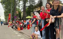 Đông đảo người dân Hà Nội tập trung 2 bên đường chờ xem hợp luyện diễu binh