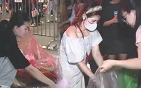 Nhiều người trẻ nán lại dọn rác sau buổi tổng hợp luyện diễu binh, diễu hành 2/9