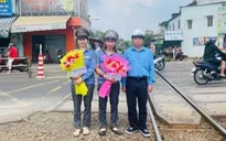 Khen thưởng 2 nữ nhân viên gác chắn cứu thanh niên ngã trên đường ray trước khi tàu đến