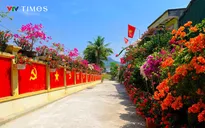 Đôi vợ chồng trẻ biến bờ tường cũ thành “con đường cờ” rực đỏ chào mừng Quốc khánh 2/9