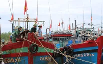 Thanh Hóa: Công an, bộ đội cùng ngư dân đưa tàu thuyền vào bờ tránh bão số 5