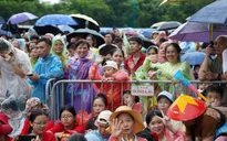Hàng nghìn người dân đội mưa chờ xem tổng hợp luyện lần 2