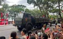 Người dân choáng ngợp, tự hào khi chiêm ngưỡng khí tài quân sự trên đường phố Hà Nội