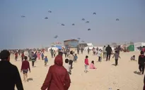 Người Palestine tranh giành hàng cứu trợ được thả từ máy bay