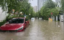 Hàng loạt xe máy, ô tô ở Hà Nội chết máy do ngập sâu, giao thông tê liệt