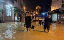 Người dân Lào Cai chạy lũ trong đêm do nước sông Hồng dâng cao