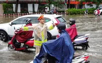 Hà Nội: CSGT căng mình phân luồng giao thông trong mưa ngập