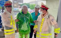 CSGT Hà Nội giúp cụ ông 84 tuổi đi lạc dưới mưa bão về với gia đình an toàn