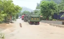 Quốc lộ 70 ngập sâu, nhiều phương tiện không thể lưu thông