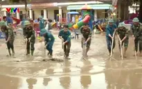 Hàng trăm cán bộ, chiến sĩ giúp dân xã vùng cao Nghệ An khắc phục hậu quả ngập lụt