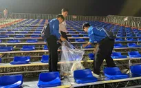 Nhiều tình nguyện viên, người dân ở lại dọn dẹp rác sau buổi sơ duyệt diễu binh, diễu hành