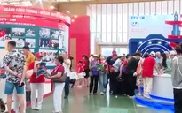 Đông đảo du khách đến Triển lãm 80 năm thành tựu đất nước