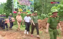 Cứu trợ lương thực, thực phẩm cho các bản bị cô lập